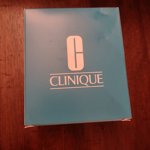 NWT Clinique Product Sample Box - Picture 4 of 5